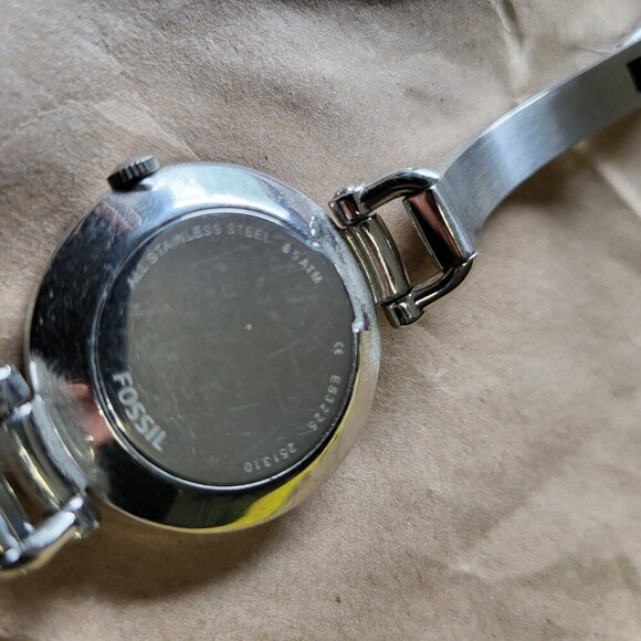 WOMANS FOSSIL WATCH - Picture 5 of 7